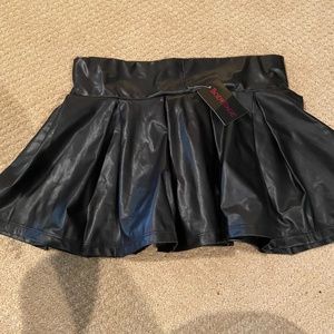 Women’s faux leather pleated skirt
